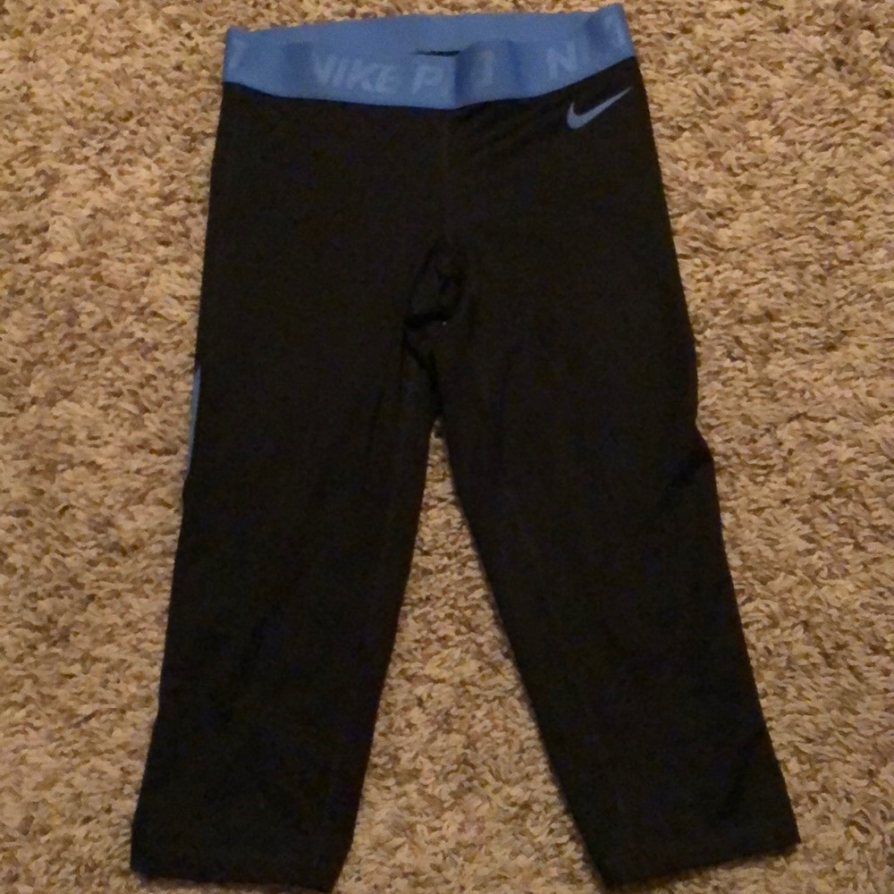 Cropped Nike workout pants in excellent condition